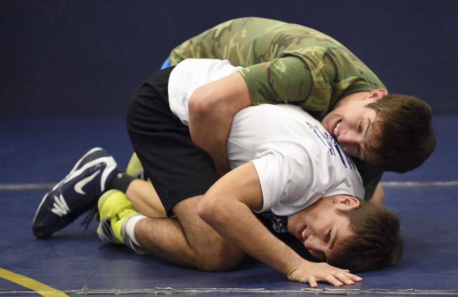 482405_VND-AAAwrestle02-120518 482405_VND-AAAwrestle02-120518