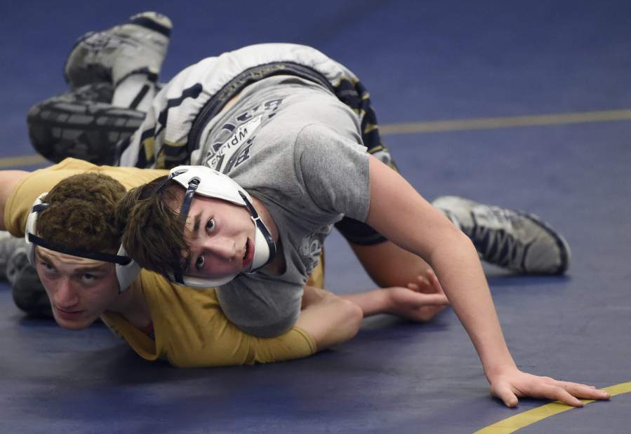482405_VND-AAAwrestle03-120518 482405_VND-AAAwrestle03-120518