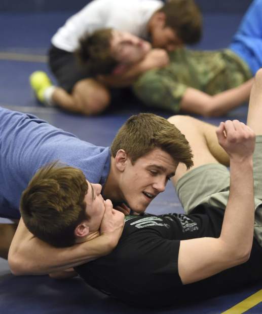 482405_VND-AAAwrestle04-120518 482405_VND-AAAwrestle04-120518