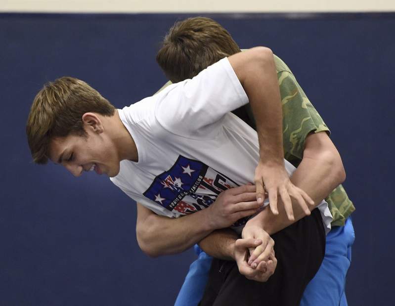 482405_VND-AAAwrestle06-120518 482405_VND-AAAwrestle06-120518