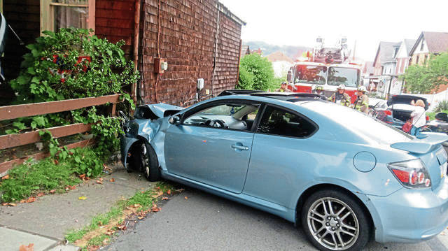 3028194_web1_vnd-CarHitsTarentumHouse-091820