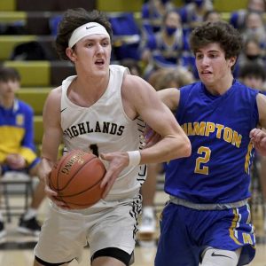 Highlands’ Jimmy Kunst drives past Hampton’s Matt DeMatteo during their game on Tuesday, Dec. 21, 2021, at Highlands High School.