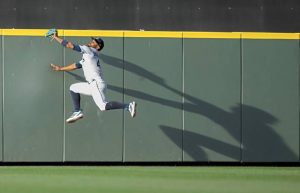 Seattle Mariners center fielder Julio Rodriguez makes a catch at the wall during the first inning against the Pirates on Saturday.