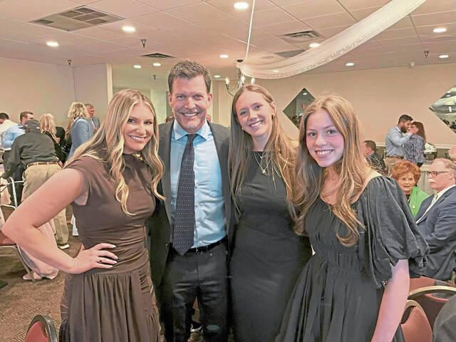 8702672_web1_shr-WJHSDhofbanquet-073125