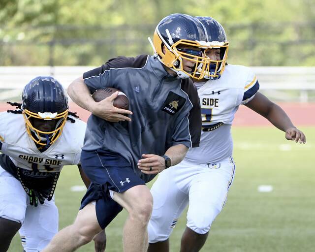 Shady Side Academy head coach Andrew Geisler works out with his team during practice on Tuesday, Aug. 12, 2025, in Fox Chapel.