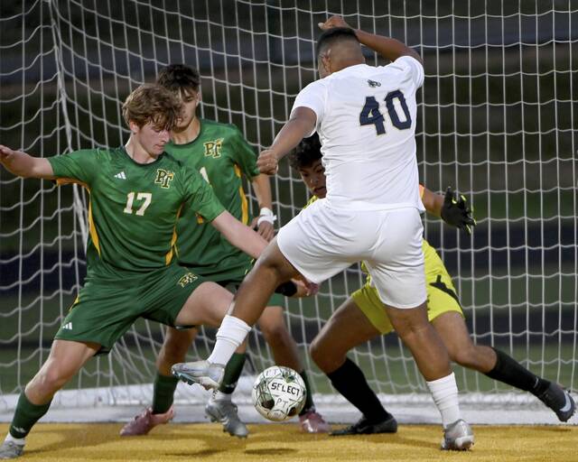 8825682_web1_gtr-BSoccNB02-090425