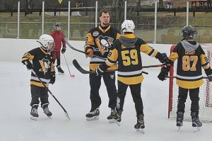 Former Pittsburgh Penguins forward Tyler Kennedy talks with young players during a clinic in 2020 at North Park.