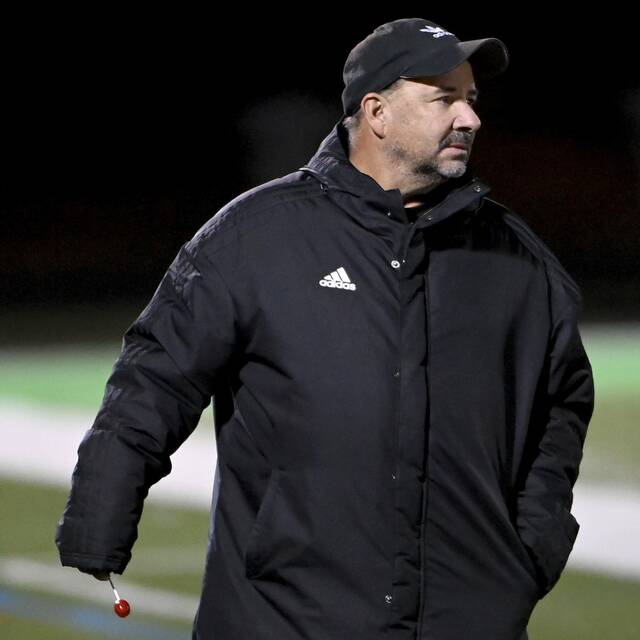 8842142_web1_ptr-MoonPfeifer06-101023