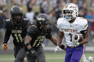 Plum’s Charles Hart sprints past Gateway’s Tyree Growder and Tristan Huston on Friday.
