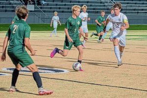 Belle Vernon’s Gavin Metzger tries to work around Franklin Regional’s Cruise Lamanna on Tuesday.