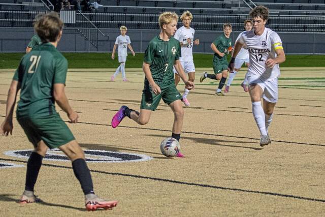 Belle Vernon’s Gavin Metzger tries to work around Franklin Regional’s Cruise Lamanna on Tuesday.
