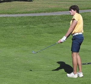 Franklin Regional’s Dylan Mauser chips in for birdie on No. 9 the WCCA championship at the Latrobe Elks Golf Course on Thursday, Sept. 11, 2025.