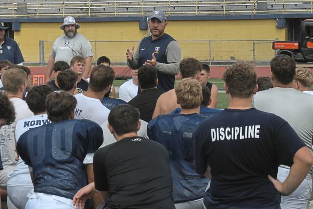 8873950_web1_GTR-HSFB-NCOACH-0802125