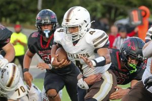 Highlands' Taiy Partlow runs against Elizabeth Forward on Aug. 29, 2025, at Elizabeth Forward.