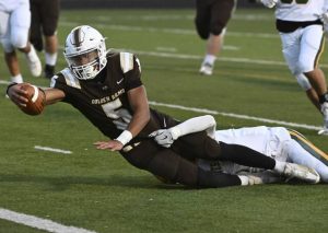 Highlands’ Tevin Owen-Cratsenberg stretches for a touchdown against Deer Lakes in the first quarter Sept. 26, 2025 at Golden Rams Stadium.