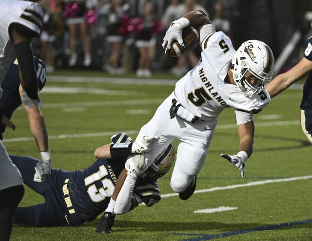 Highlands’ Tevin Owen-Cratsenberg gets past Freeport’s Madden Wisniewski last Friday.