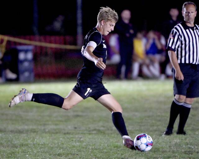 8935214_web1_vnd-BoysSoccer02-100925