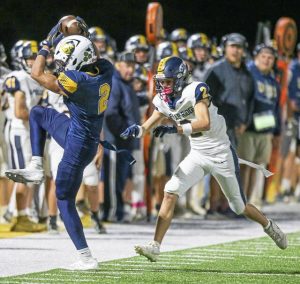 South Allegheny’s Drew Cook makes a sideline catch in front of Apollo-Ridge’s Gage Wingard on Friday.