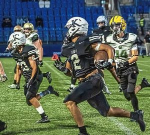 Kiski School’s Adrian Valdez runs off the edge against the National U19 Ireland team in August.