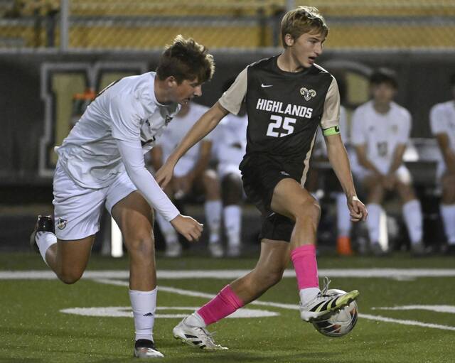 8958673_web1_vnd-HighlandsSoccer03-101525