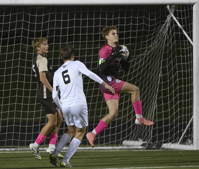 8958673_web1_vnd-HighlandsSoccer04-101525