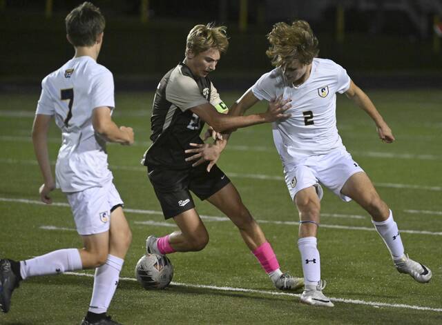 8958673_web1_vnd-HighlandsSoccer06-101525