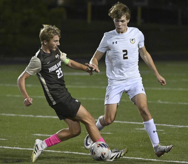 8958673_web1_vnd-HighlandsSoccer07-101525