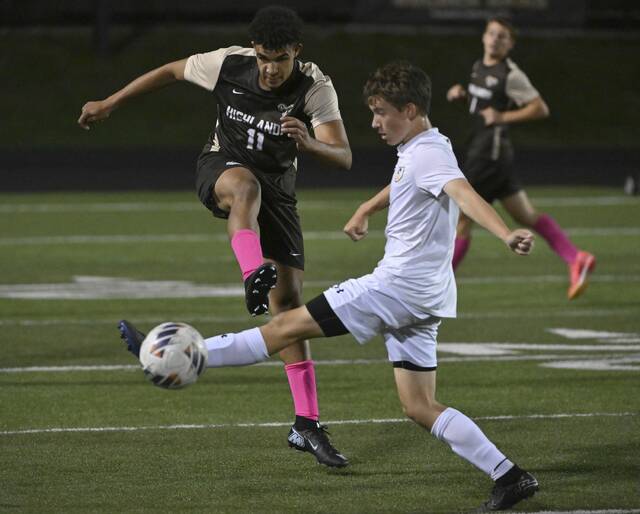 8958673_web1_vnd-HighlandsSoccer08-101525