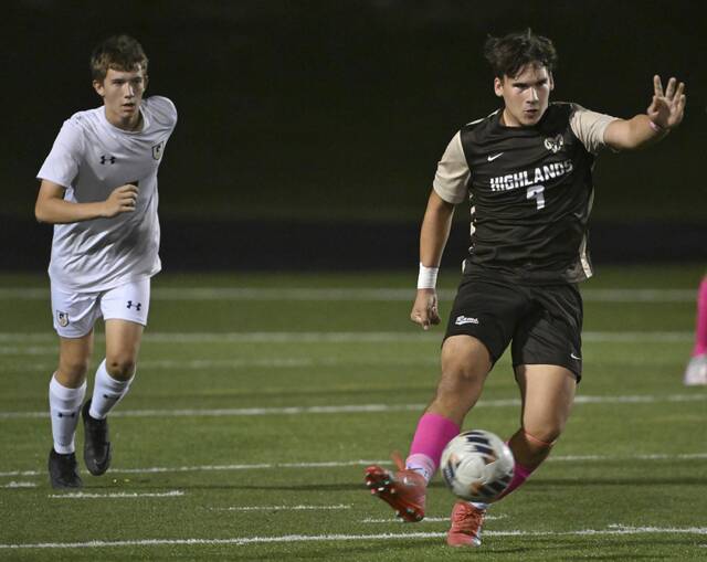 8958673_web1_vnd-HighlandsSoccer09-101525