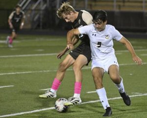 Highlands’ Ryan Maloney plays against Shady Side Academy on Oct. 14, 2025, at Highlands’ Golden Rams Stadium.