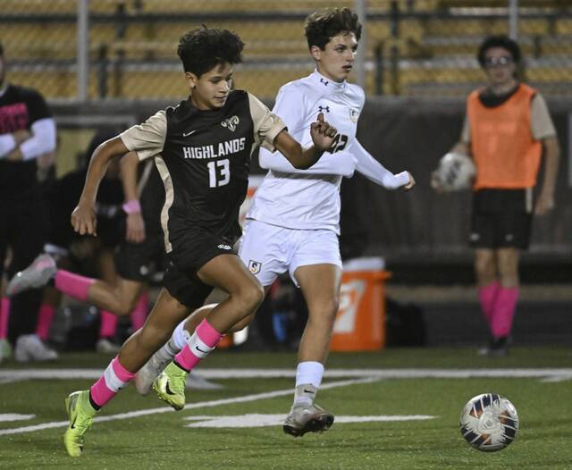 8958673_web1_vnd-HighlandsSoccer11-101525