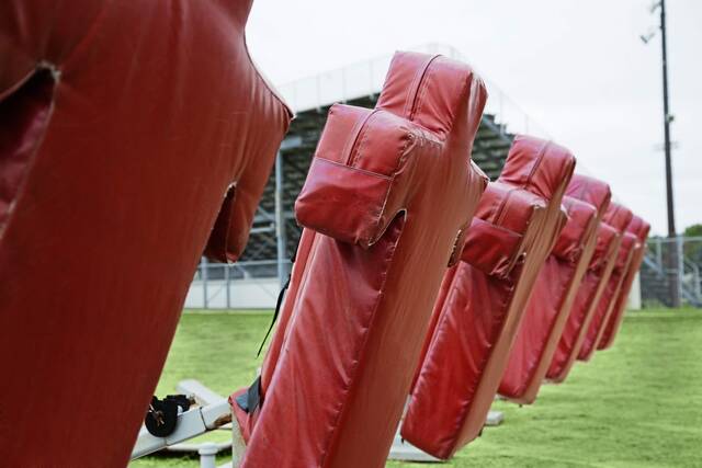 8976979_web1_footballstock13