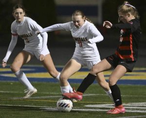Sewickley Academy’s Makenzie Dice pulls the ball back from Springdale’s Shelby DiPalma during the WPIAL Class A semifinals Tuesday at Hampton.