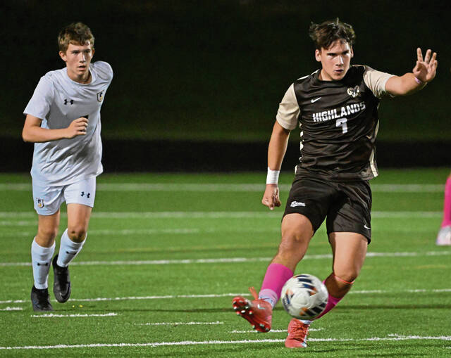 9019779_web1_vnd-HighlandsSoccer09-101525