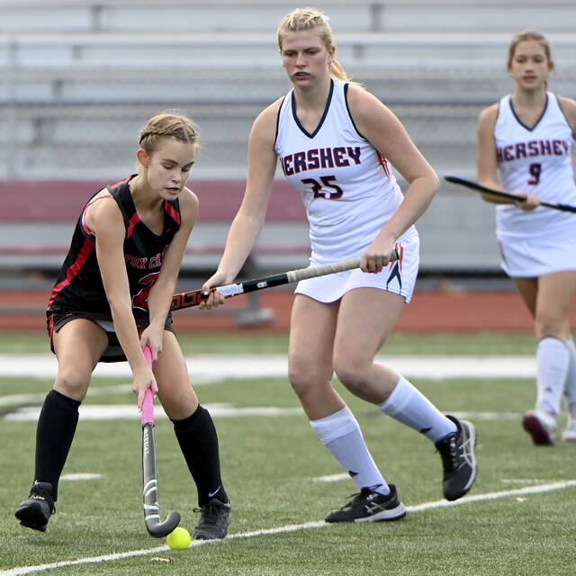 9023961_web1_her-FCfieldhockey-01
