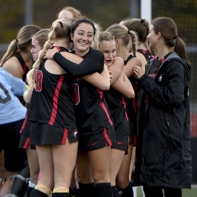 9023961_web1_her-FCfieldhockey-03