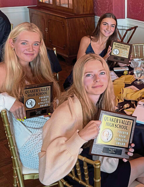 9033913_web1_sew-QVtenniscaptains2-112025