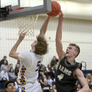 Highlands’ Troy Bielak blocks a shot by Hampton’s Luke Claus on Dec. 10, 2024.
