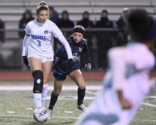 9043746_web1_vnd-Burrellsoccer03-111425