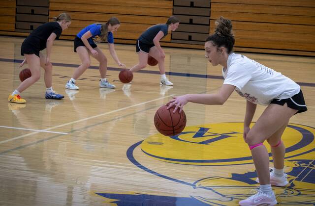 9045316_web1_gtr-Derrygirls10-112325