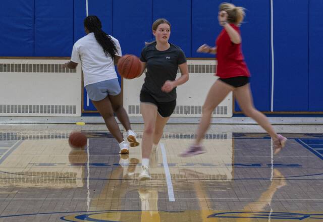 9045316_web1_gtr-Derrygirls13-112325