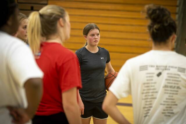 9045316_web1_gtr-Derrygirls2-112325