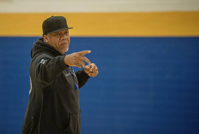 9045316_web1_gtr-Derrygirls4-112325