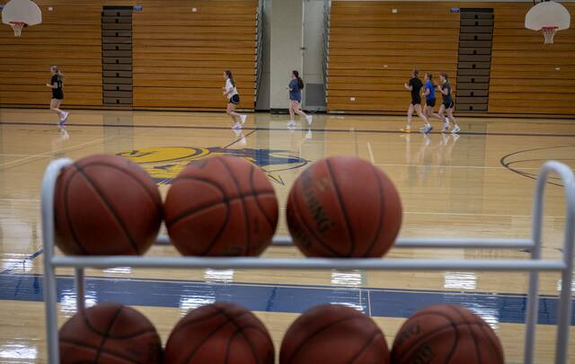 9045316_web1_gtr-Derrygirls5-112325