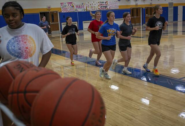 9045316_web1_gtr-Derrygirls6-112325