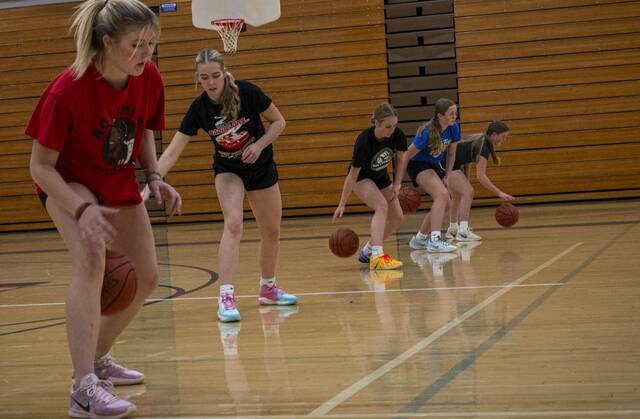 9045316_web1_gtr-Derrygirls8-112325