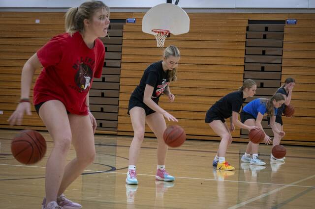 9045316_web1_gtr-Derrygirls9-112325