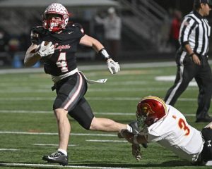 Avonworth’s Luca Neal avoids North Catholic’s Louie Laquinta on the way to a second-quarter touchdown during the WPIAL Class 3A semifinals Friday at North Allegheny.
