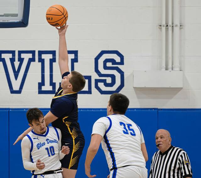 Apollo-Ridge’s Brayden Myers scores over Leechburg’s Rocco Vigna (10) on Friday at Leechburg.