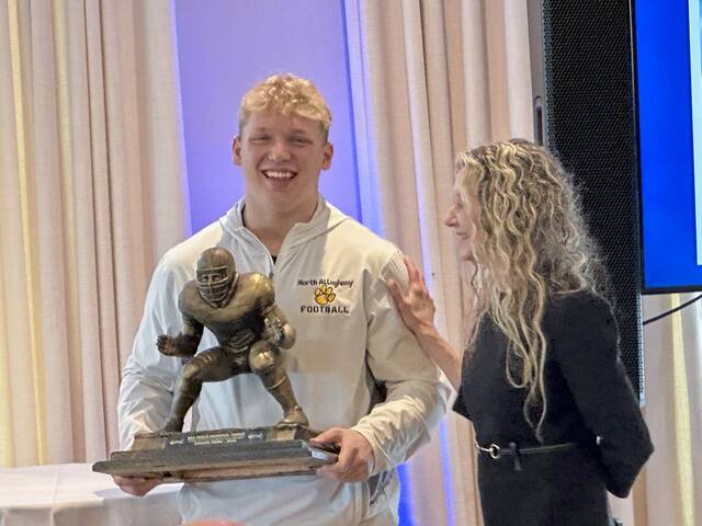 North Allegheny’s Lincoln Hoke receives the Bill Fralic Award from Susan Fralic, the widow of the former Pitt and NFL lineman for whom the award is named. (Antonio Rossetti | For TribLive)